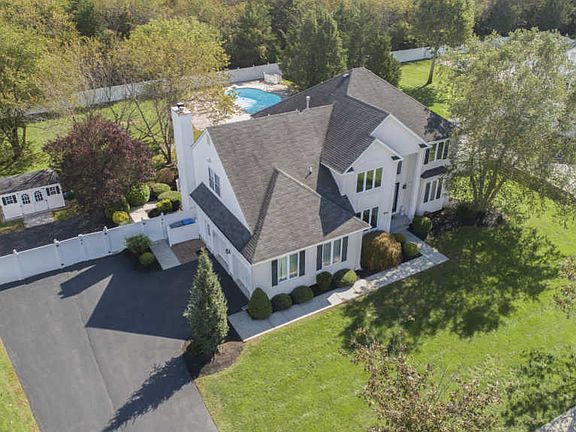 3rd image of 104 Newington Ln