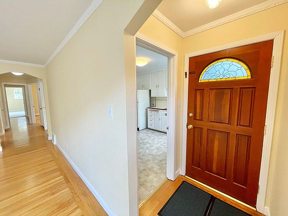 3rd image of 565 Chenery St