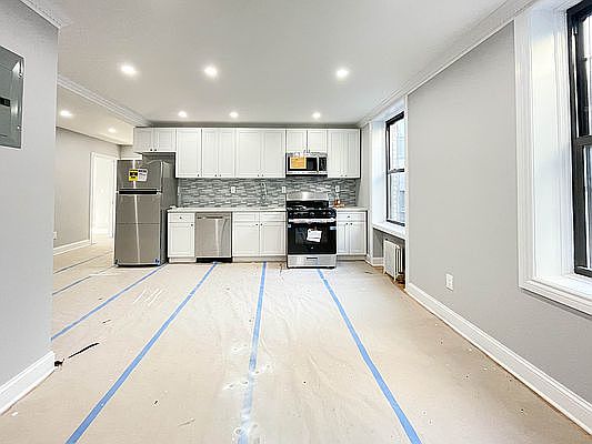 4th image of 309 E 19th St Unit 6