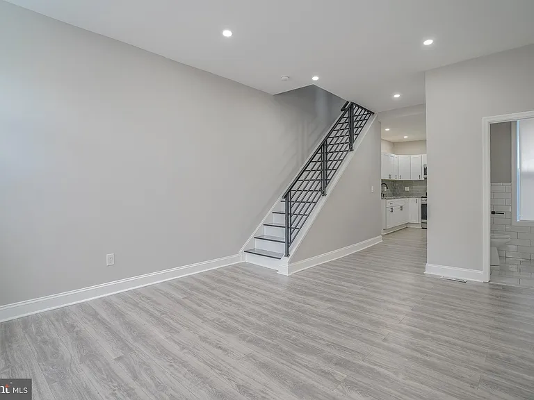 1535 W Seltzer St — Photo 10