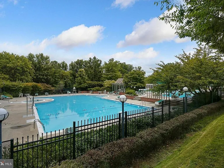 5712 Chapman Mill Dr #340 — Photo 15