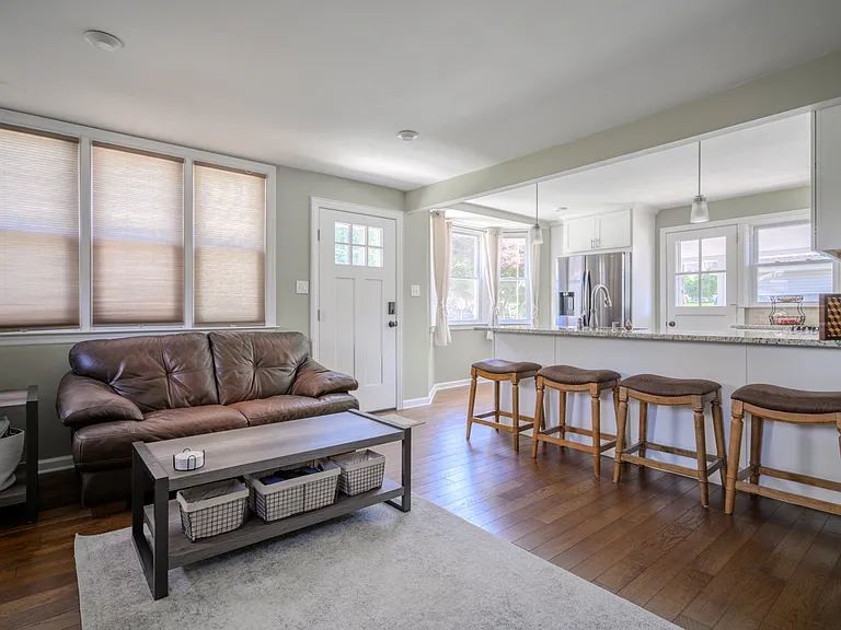 2518 Franklin Ave — Photo 10