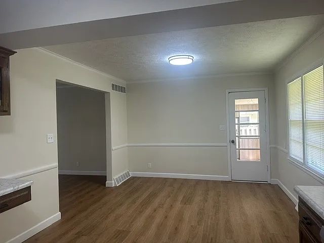 2310 S Kings Ave — Photo 3