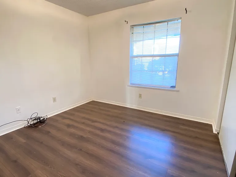 401 Strasbourg Dr — Photo 7