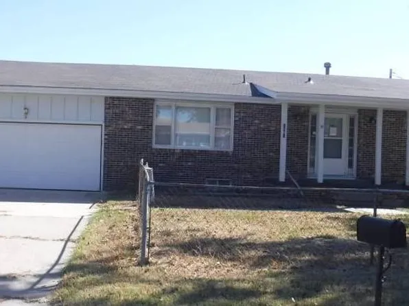 1501 Knollcrest Dr, Junction City, KS 66441