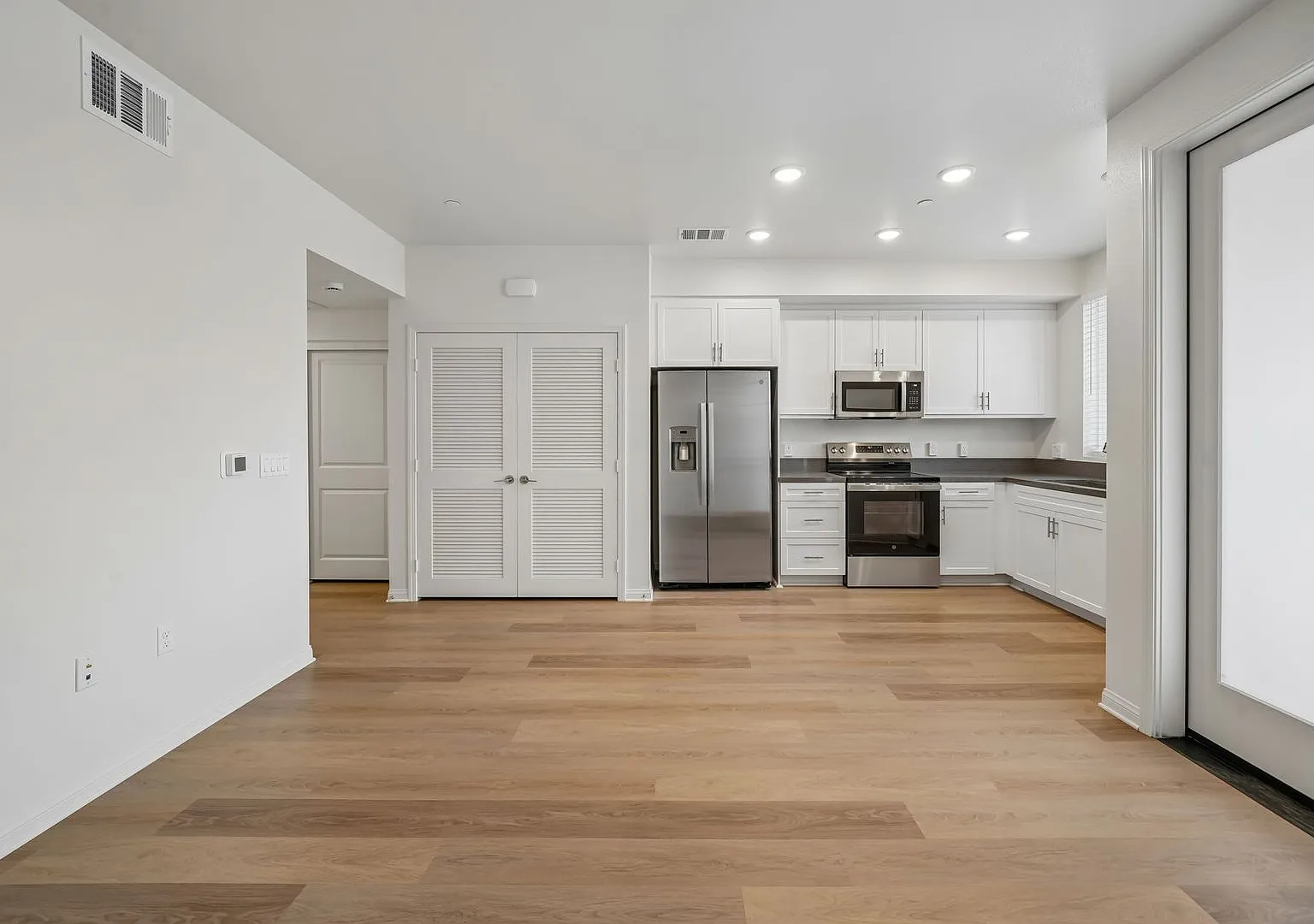 Gallery Park - Modern apartment living in the heart of Riverside, CA — Photo 2