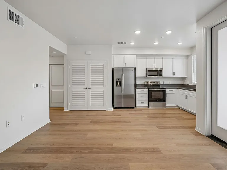 Gallery Park - Modern apartment living in the heart of Riverside, CA — Photo 2