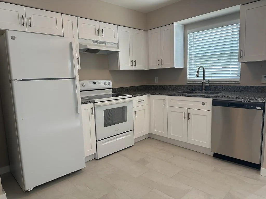 3 bed, 1.0 bath, 900 sqft, $2,475 — Photo 2