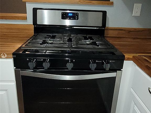 4th image of 520B NE 58th St