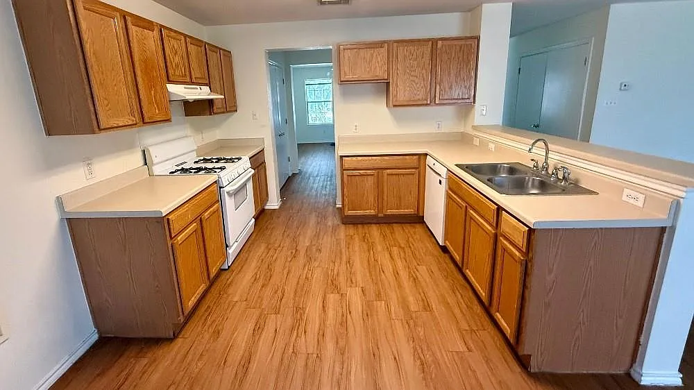 3 bed, 2.0 bath, 1613 sqft, $1,750 — Photo 2