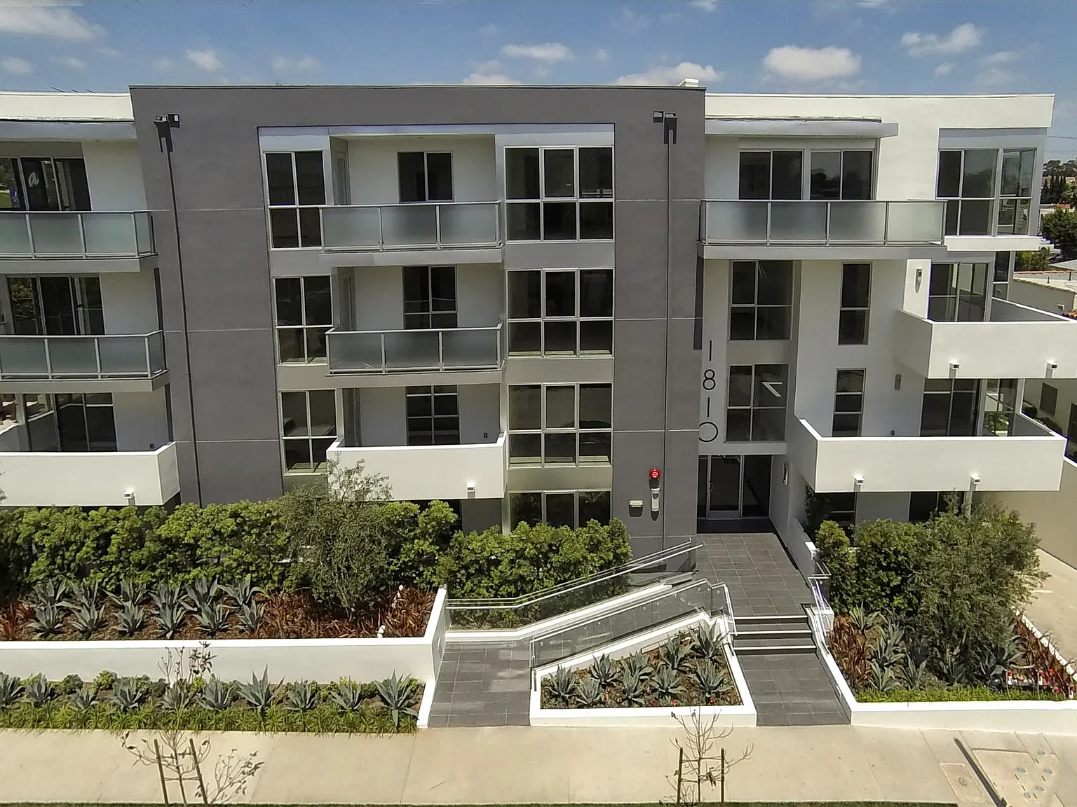 1810 Selby Ave — Photo 1