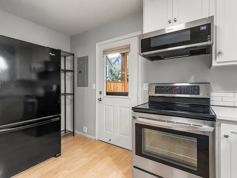 7 NE Morris St — Photo 3