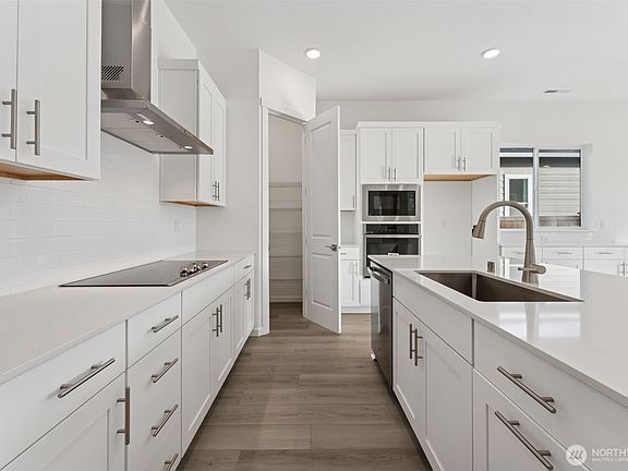 3rd image of 5811 Thornhill Avenue SW #300