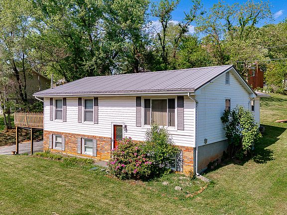 3rd image of 1400 Forest View Dr