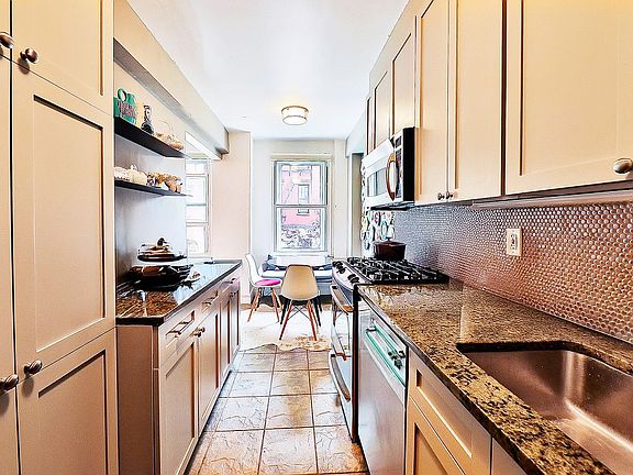 5th image of 136 Waverly Pl APT 2C