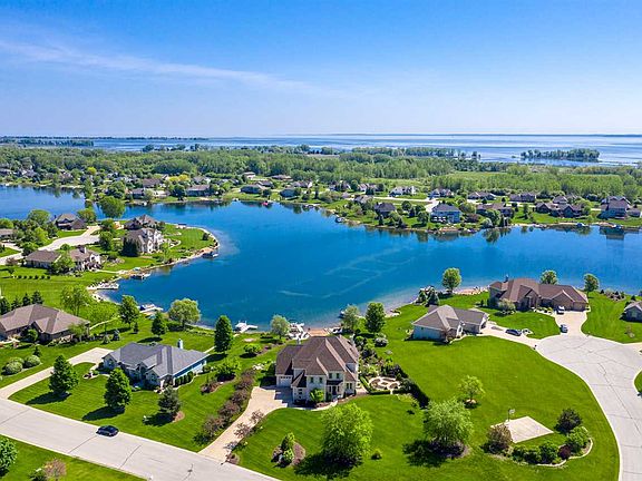 3rd image of 2982 Harbor Winds Dr