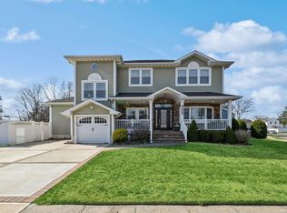 492 Knoll Ct, Seaford, NY 11783