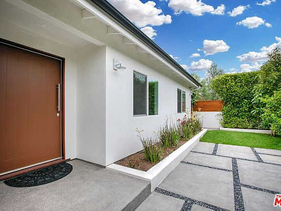 3rd image of 2854 Overland Ave