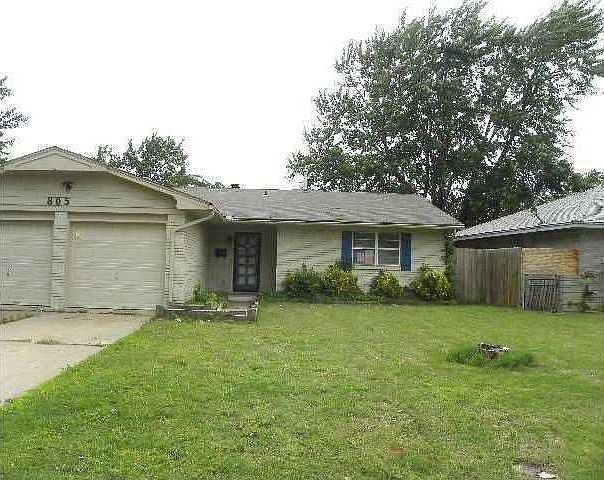 2nd image of 805 Whispering Oak Rd