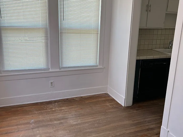 831 W Houston St — Photo 4