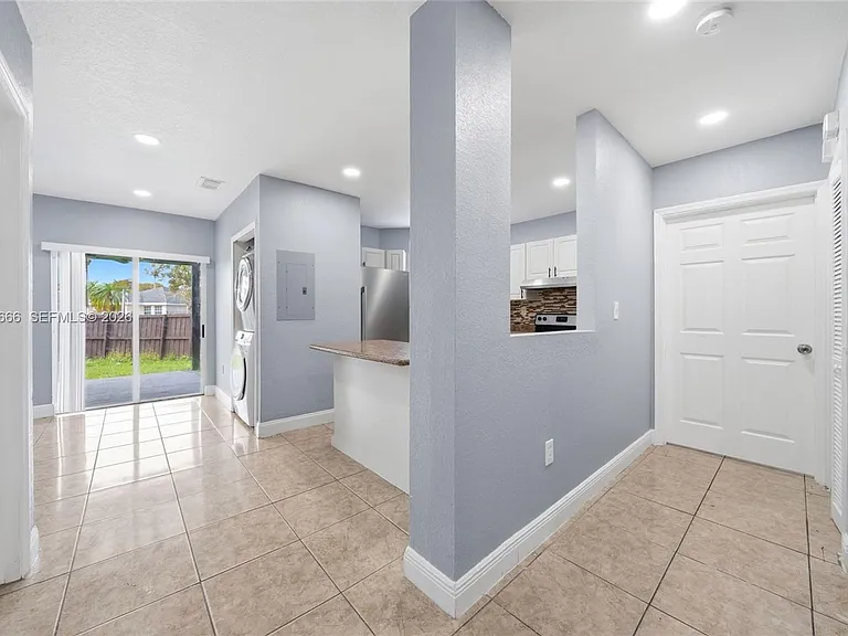 902 SW 8th Pl #902 — Photo 3