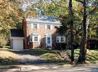 695 Larch Ave, Teaneck, NJ