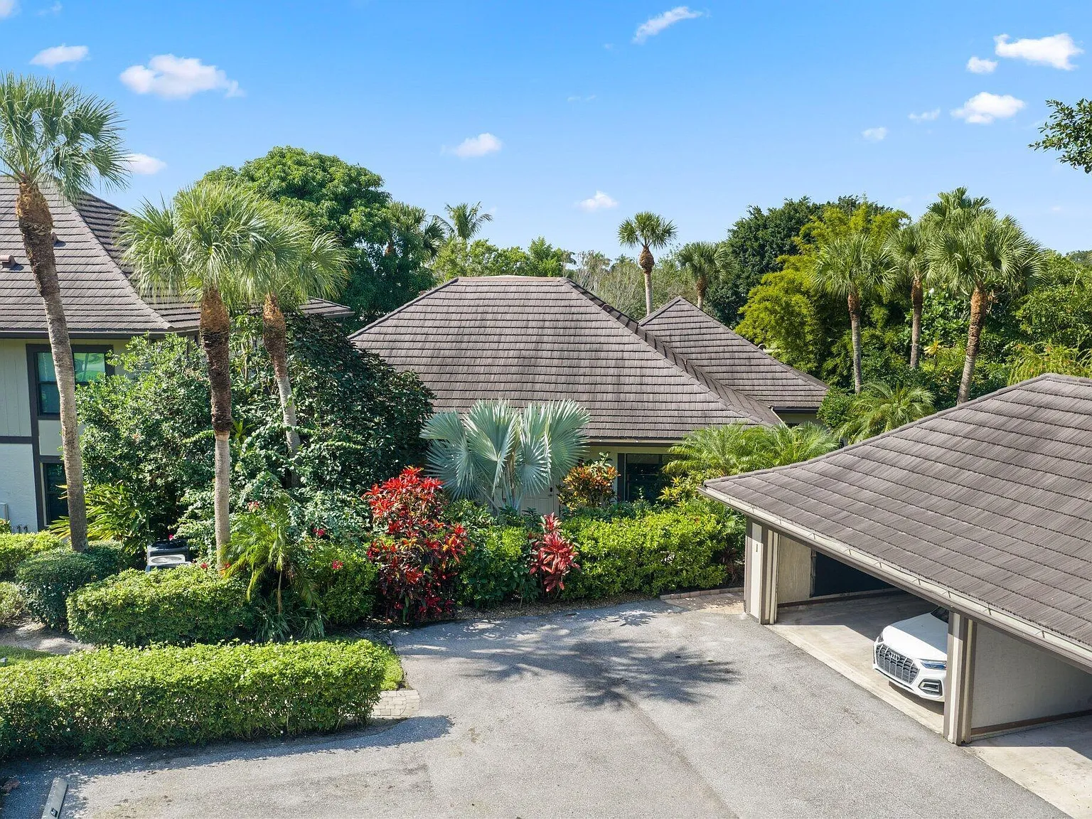4 bed, 4.5 bath, 2400 sqft, $16,000 — Photo 3