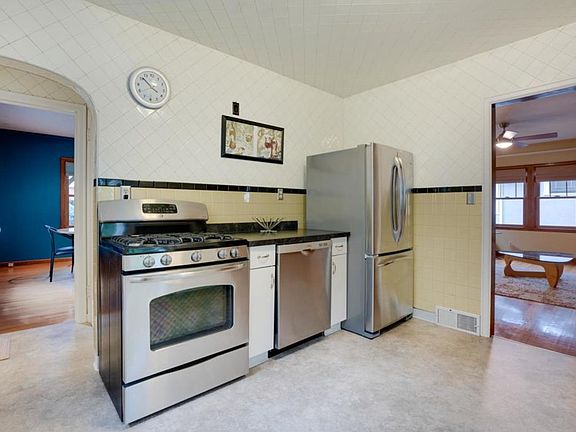 5th image of 387 Brimhall St
