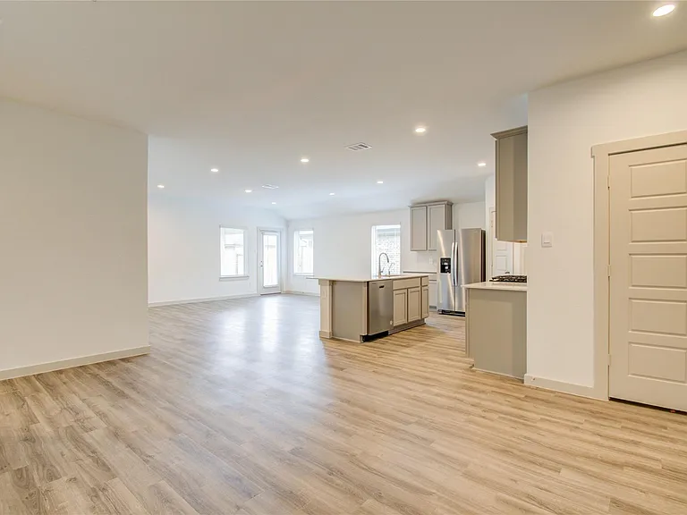 7911 Murciana Dr — Photo 12