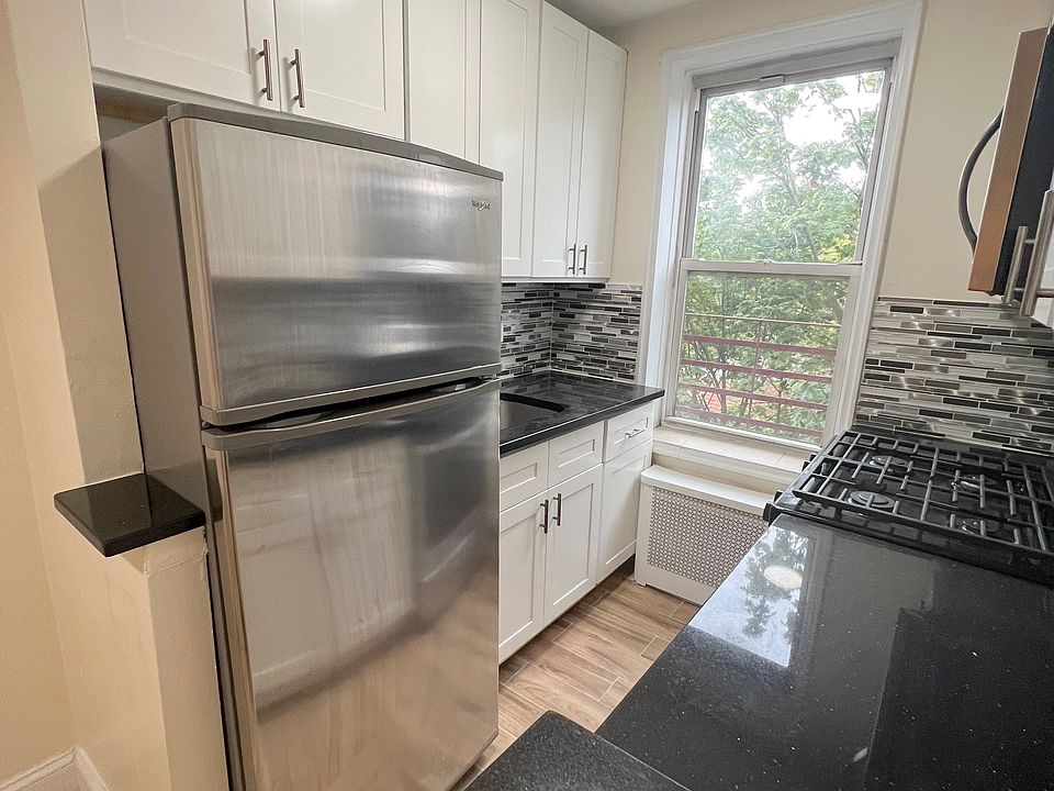 1st image of 18914 Crocheron Ave APT 614
