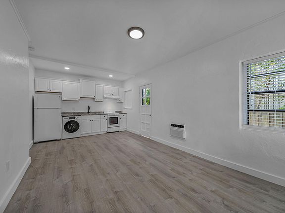 4th image of 7926 Abbott Ave