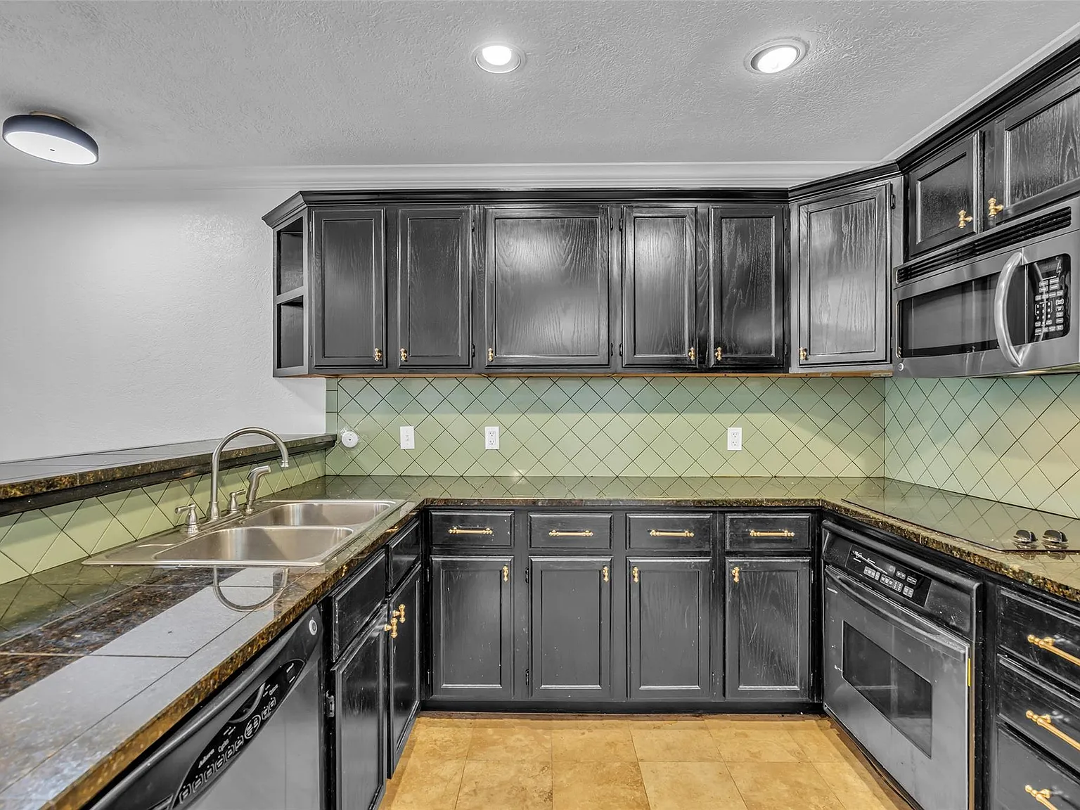 2 bed, 1.0 bath, 923 sqft, $1,300 — Photo 3