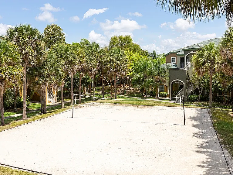 Club Lake Pointe Apartments — Photo 22