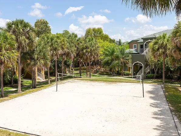 Club Lake Pointe Apartments