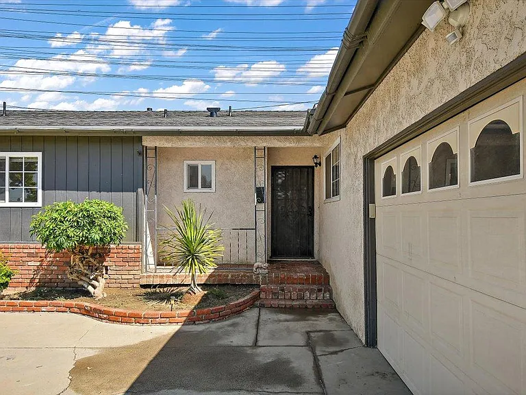 7757 La Mesa Way — Photo 2