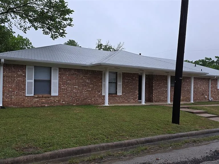 210 E Witt St — Photo 1