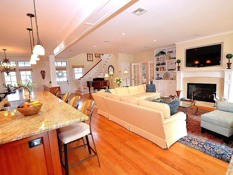 135 E Ave — Photo 4