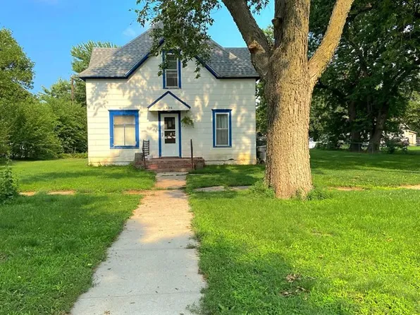 626 West St, Phillips, NE 68865