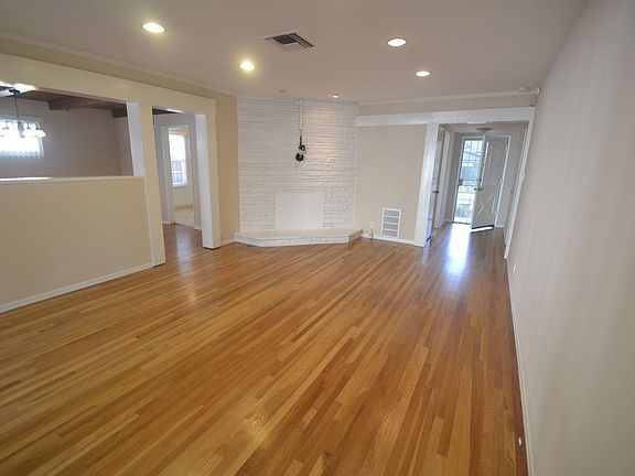 3rd image of 5733 Murietta Ave