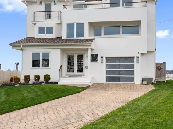 7 Circle Dr, Monmouth Beach, NJ 07750