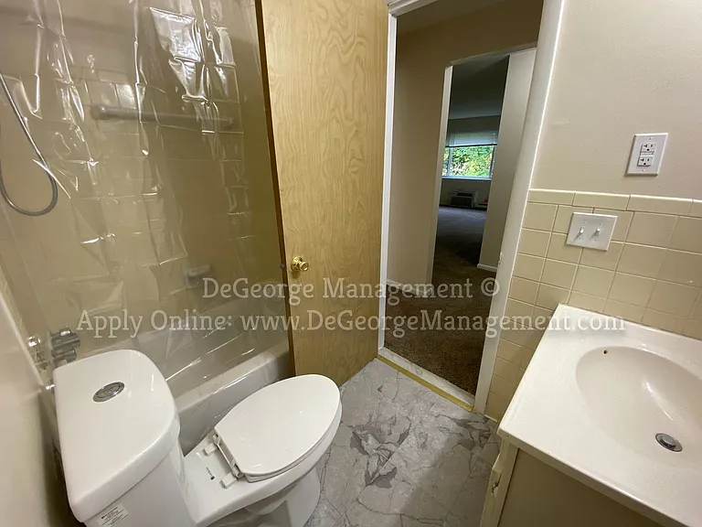 Woodside Court Apartments — Photo 33
