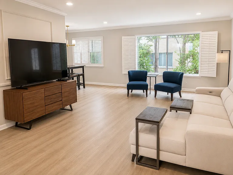 321 N Palm Dr #5 — Photo 3