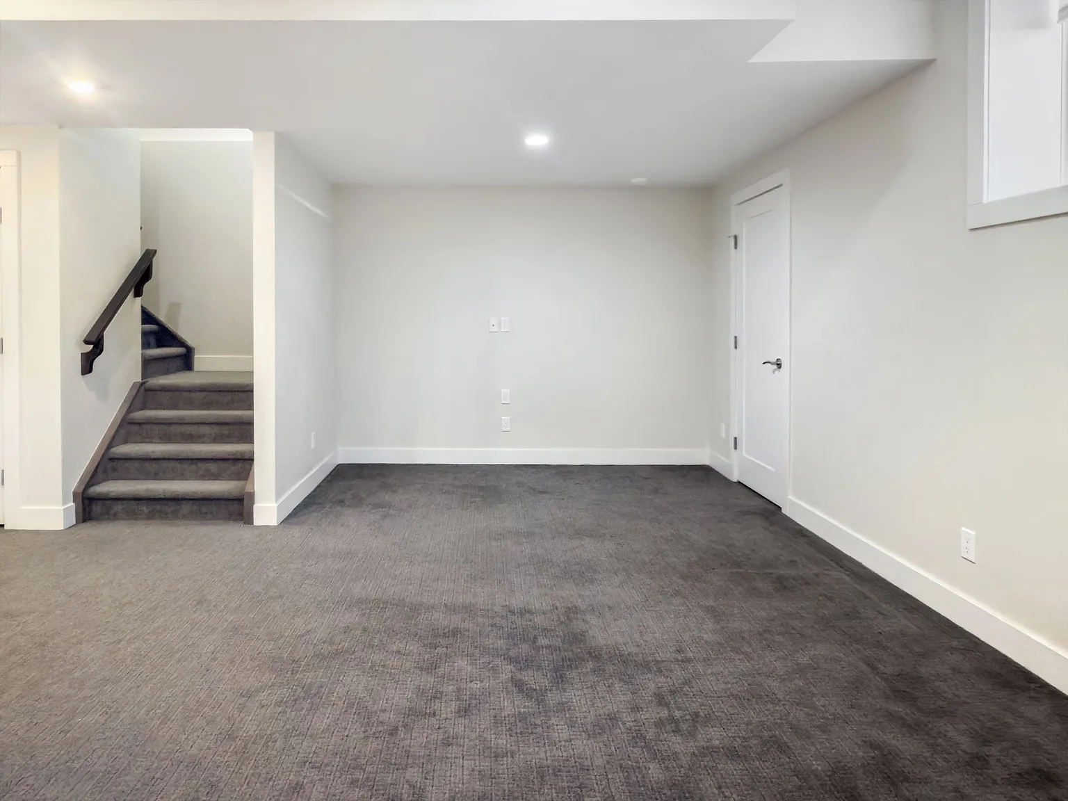 11 Hendon Drive NW, Calgary - Lower — Photo 4