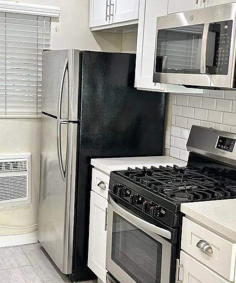 7555 De Longpre Ave #4 — Photo 10