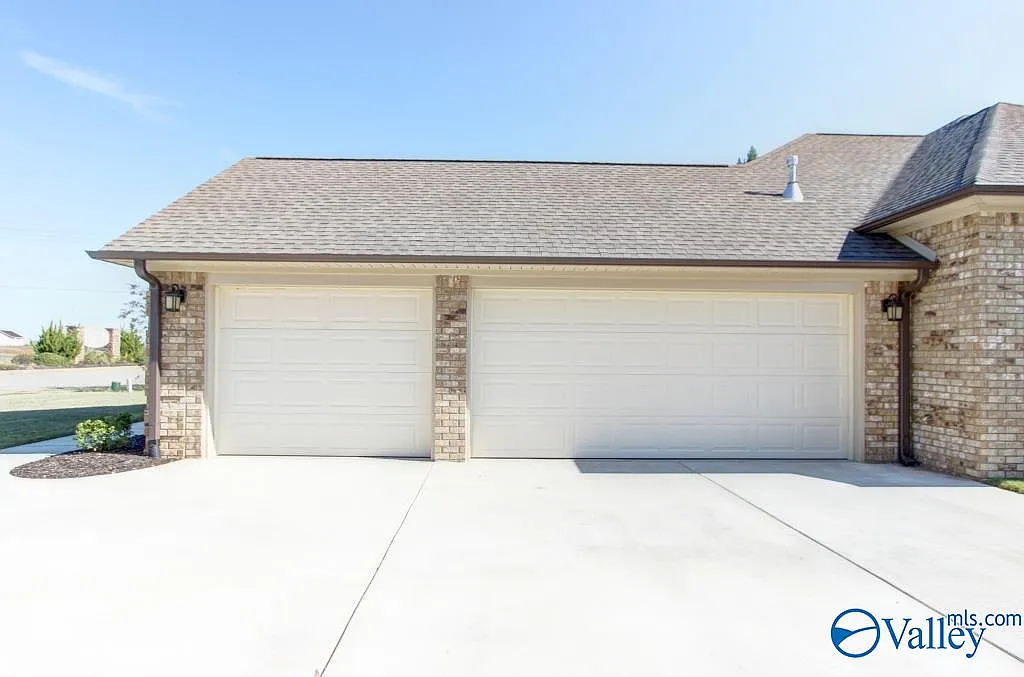 4 bed, 2.5 bath, 2045 sqft, $2,195 — Photo 3