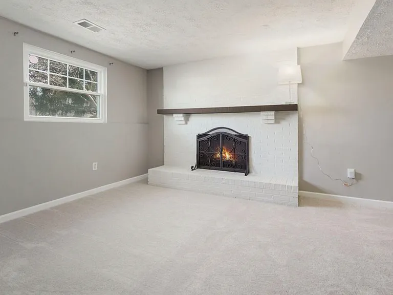 16012 Normandy Ct — Photo 11