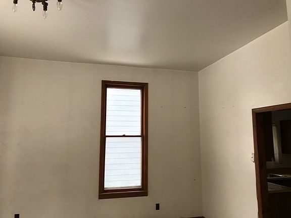 5th image of 247 Rock St
