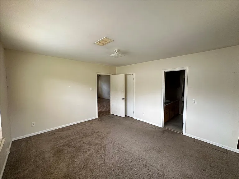 2570 Stadium Dr — Photo 13