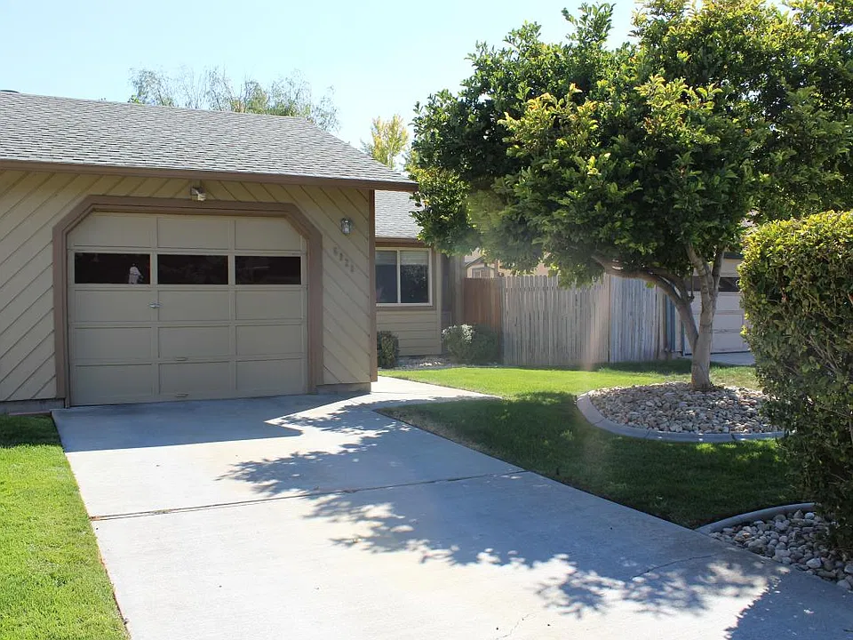 6925 Gillis Dr