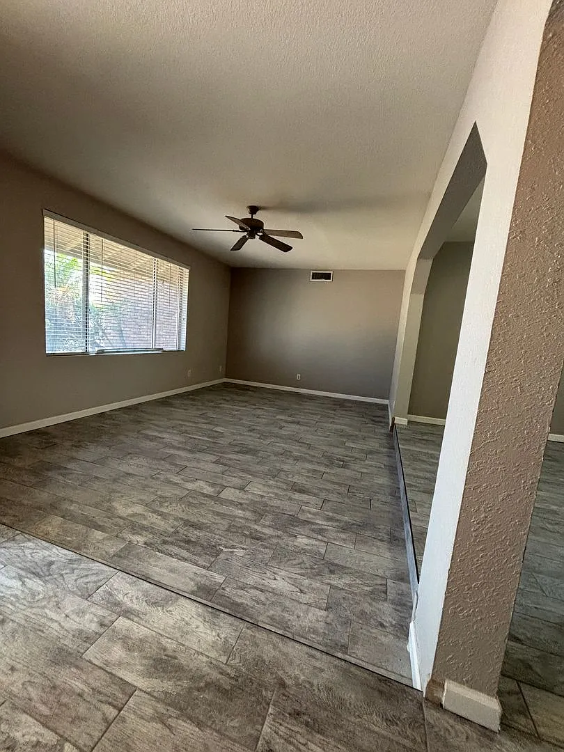 Single family home, 2 car garage — Photo 3